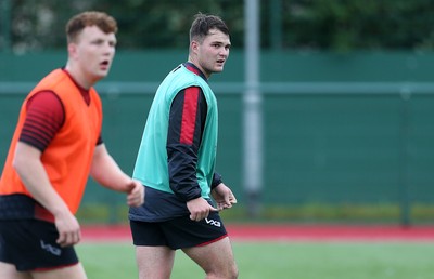 081019 - Dragons Rugby Training - Tom Hoppe during training