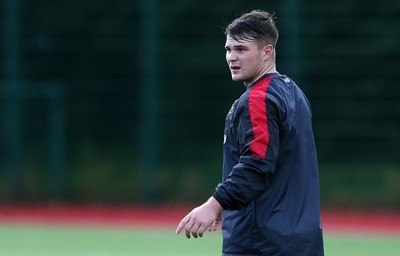 081019 - Dragons Rugby Training - Tom Hoppe during training