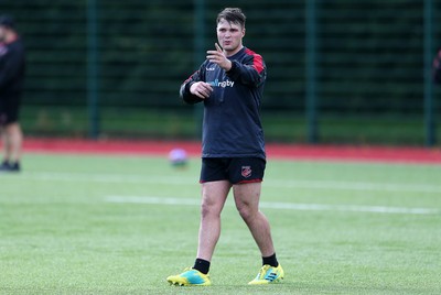 081019 - Dragons Rugby Training - Tom Hoppe during training