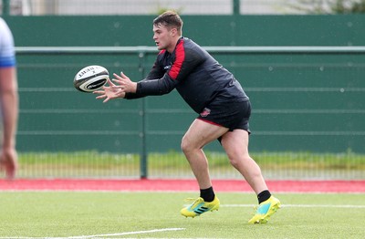 081019 - Dragons Rugby Training - Tom Hoppe during training