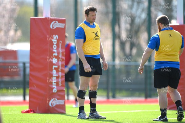 150415 - Newport-Gwent Dragons Rugby Training -Ian Gough during training