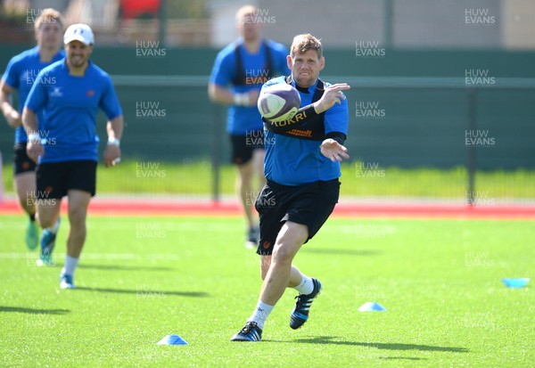 150415 - Newport-Gwent Dragons Rugby Training -T Rhys Thomas during training