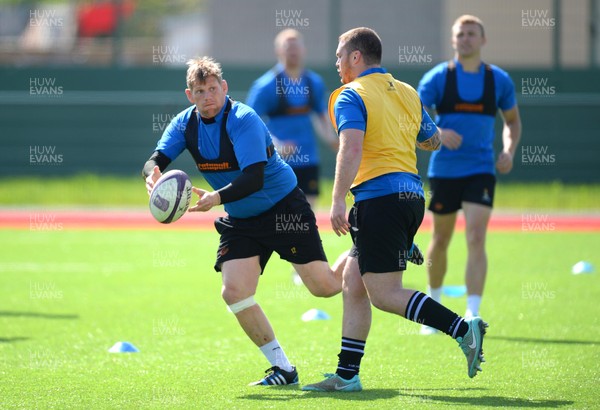 150415 - Newport-Gwent Dragons Rugby Training -T Rhys Thomas during training