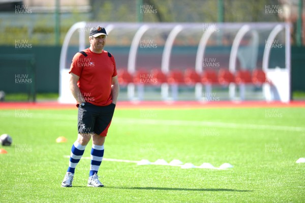 150415 - Newport-Gwent Dragons Rugby Training -Lyn Jones during training