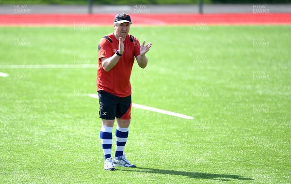 150415 - Newport-Gwent Dragons Rugby Training -Lyn Jones during training