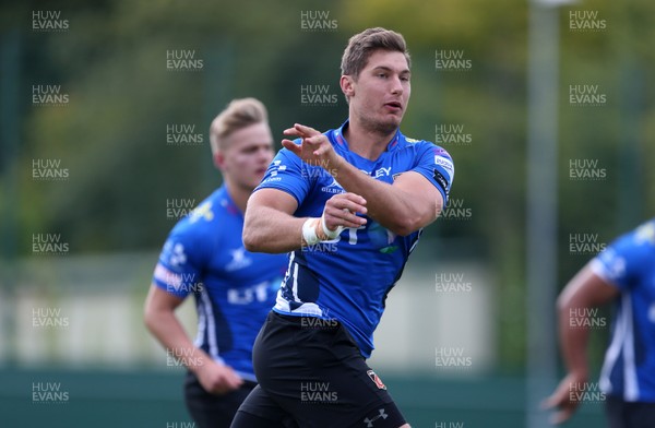 190917 - Dragons Rugby Training - Carl Meyer during training