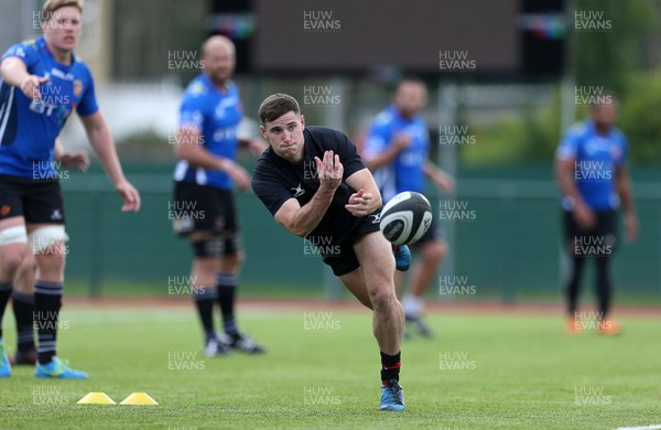 190917 - Dragons Rugby Training - Dane Blacker during training