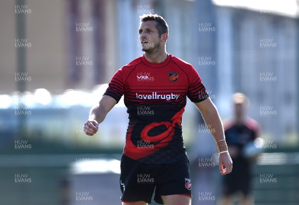 251018 - Dragons Rugby Training - Jason Tovey during training