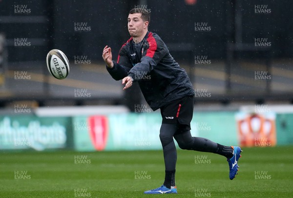 251019 - Dragons Rugby Training - Owen Jenkins during training