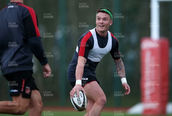 280120 - Dragons Rugby Training - Tavis Knoyle during training
