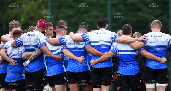 280818 - Dragons Rugby Training - Huddle