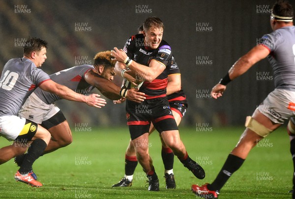 300917 - Dragons Rugby v Southern Kings - Guinness PRO14 - Tyler Morgan of Dragons holds off Berton Klaasen of Southern Kings