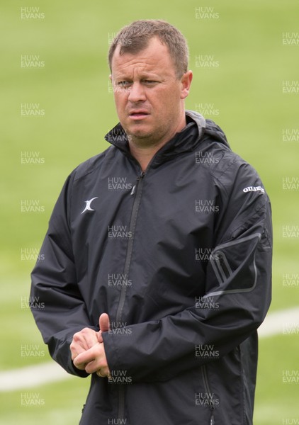 030817 - Dragons Training Session - New Dragons defence coach Hendre Marnitz