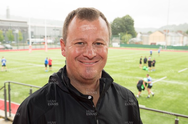 030817 - Dragons Training Session - New Dragons defence coach Hendre Marnitz