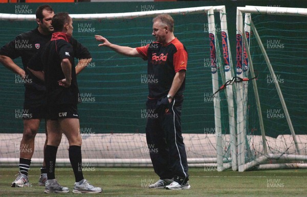 100106 - Newport Gwent Dragons Training -  Dragons Head Coach Paul Turner during training 