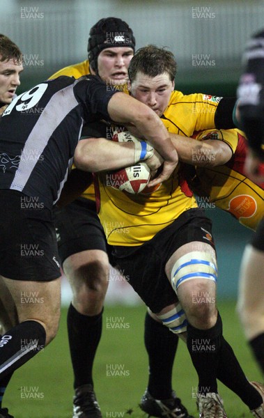 19.11.08 ... Gwent Dragons U20 v Ospreys U20, WRU Regional Championship. -  Dragons Morgan Allen takes on Scott Hicks 