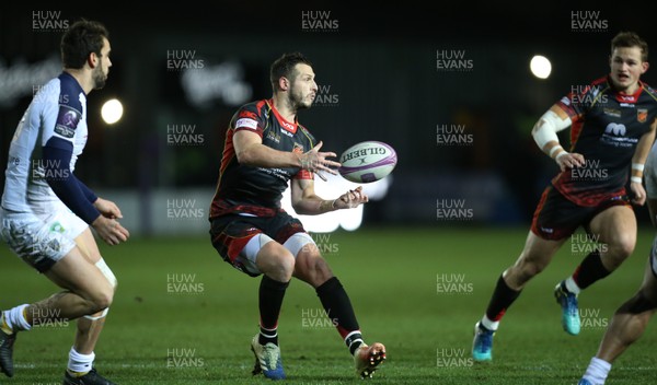 180119 -  Dragons v ASM Clermont Auvergne, European Challenge Cup - Jason Tovey of Dragons feeds the ball out