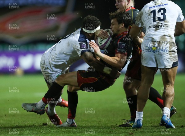 180119 -  Dragons v ASM Clermont Auvergne, European Challenge Cup - Zane Kirchner of Dragons is tackled by Apisai Naqalevu of ASM Clermont Auvergne