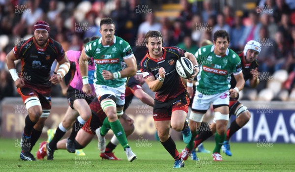 010918 - Dragons v Benetton - Guinness PRO14 - Rhodri Williams of Dragons gets into space