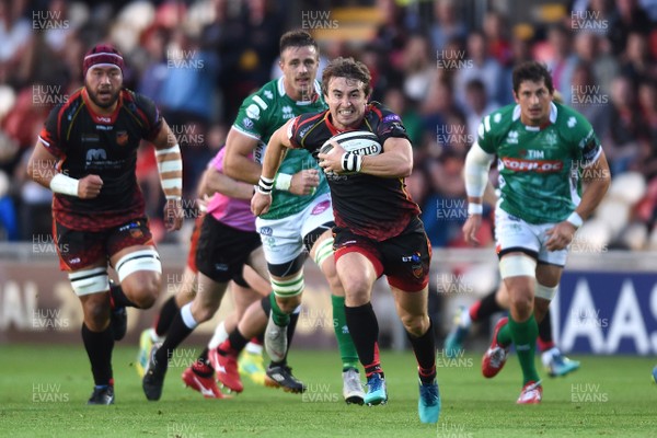 010918 - Dragons v Benetton - Guinness PRO14 - Rhodri Williams of Dragons gets into space