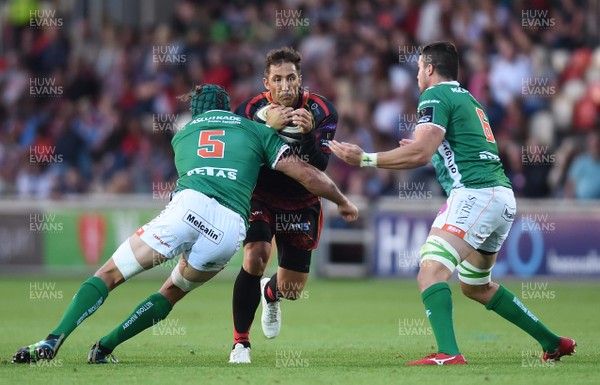 010918 - Dragons v Benetton - Guinness PRO14 - Gavin Henson of Dragons is tackled by Dean Budd and Alessandro Zanni of Benetton