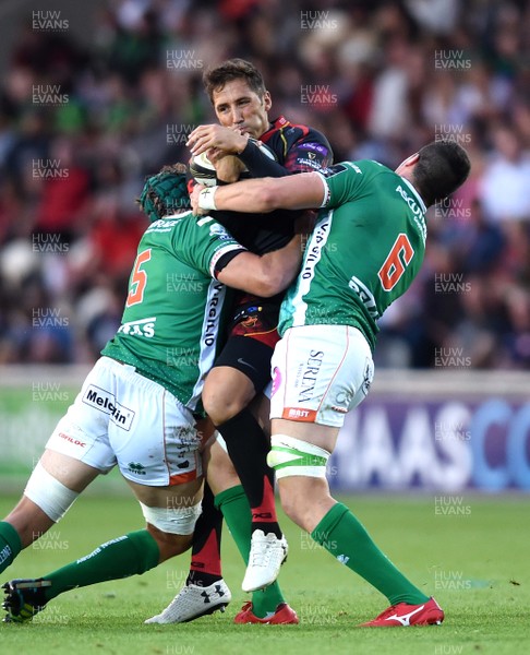 010918 - Dragons v Benetton - Guinness PRO14 - Gavin Henson of Dragons is tackled by Dean Budd and Alessandro Zanni of Benetton