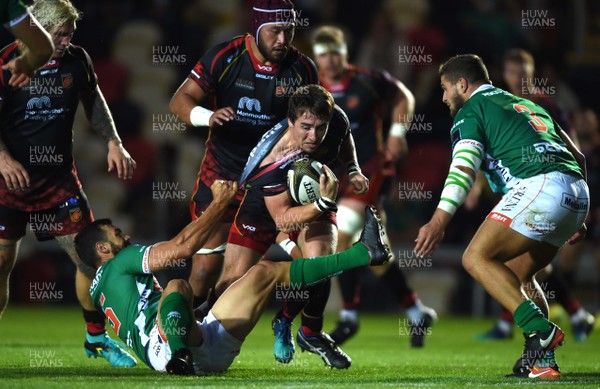 010918 - Dragons v Benetton - Guinness PRO14 - Rhodri Williams of Dragons is tackled by Jayden Hayward and Tiziano Pasquali of Benetton