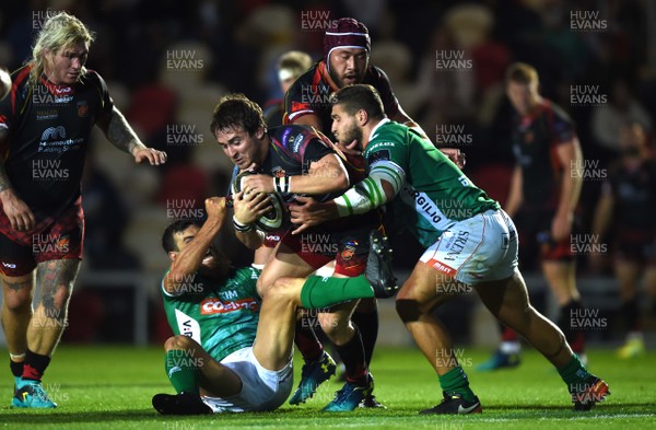 010918 - Dragons v Benetton - Guinness PRO14 - Rhodri Williams of Dragons is tackled by Jayden Hayward and Tiziano Pasquali of Benetton