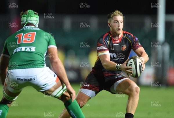 010918 - Dragons v Benetton - Guinness PRO14 - Tyler Morgan of Dragons gets into space