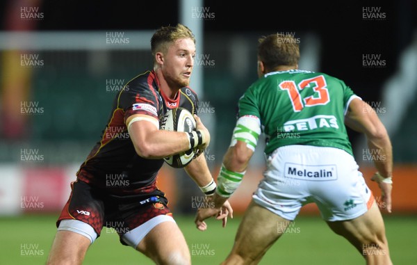 010918 - Dragons v Benetton - Guinness PRO14 - Tyler Morgan of Dragons gets into space