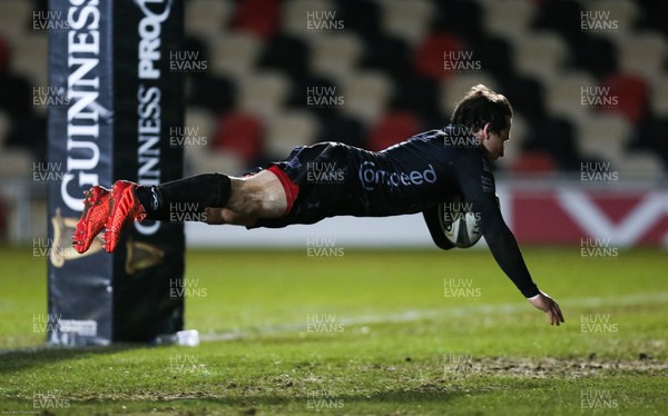 060320 - Dragons v Benetton Rugby, Guinness PRO14 - Rhodri Williams of Dragons dives in to score try