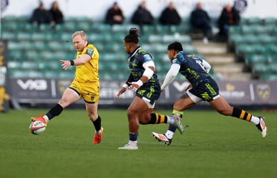 280226 - Dragons RFC v Benetton Rugby - United Rugby Championship - Tinus de Beer of Dragons clears the ball