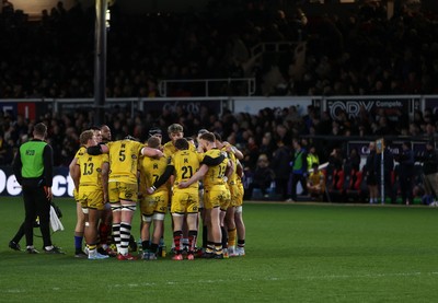 280226 - Dragons RFC v Benetton Rugby - United Rugby Championship - Dragons team huddle