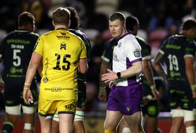 280226 - Dragons RFC v Benetton Rugby - United Rugby Championship - Referee Eoghan Cross speaks to Angus O�Brien of Dragons 