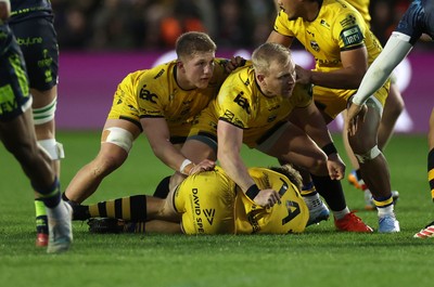 280226 - Dragons RFC v Benetton Rugby - United Rugby Championship - Harry Beddall and Tinus de Beer of Dragons 
