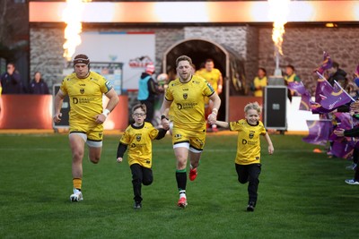 280226 - Dragons RFC v Benetton Rugby - United Rugby Championship - Angus O�Brien of Dragons with mascots