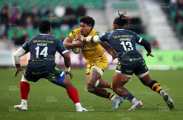 280226 - Dragons RFC v Benetton Rugby - United Rugby Championship - Fine Inisi of Dragons is challenged by Paolo Odogwu of Benetton Rugby 