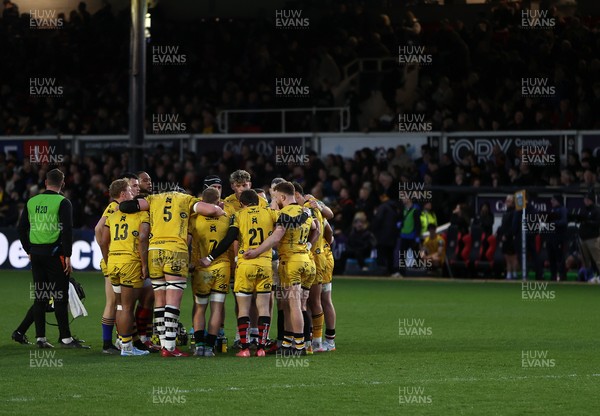 280226 - Dragons RFC v Benetton Rugby - United Rugby Championship - Dragons team huddle