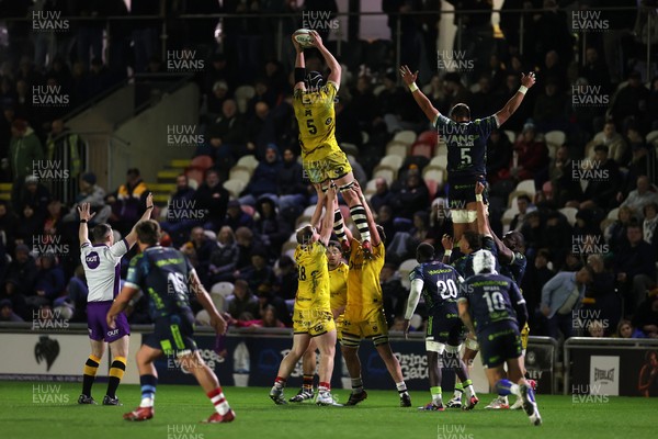280226 - Dragons RFC v Benetton Rugby - United Rugby Championship - Seb Davies of Dragons wins the line out
