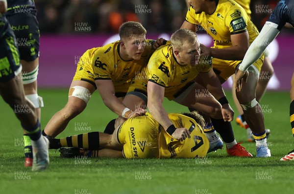 280226 - Dragons RFC v Benetton Rugby - United Rugby Championship - Harry Beddall and Tinus de Beer of Dragons 