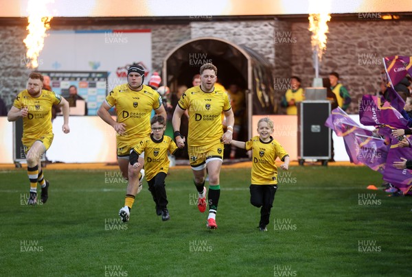 280226 - Dragons RFC v Benetton Rugby - United Rugby Championship - Angus O�Brien of Dragons with mascots