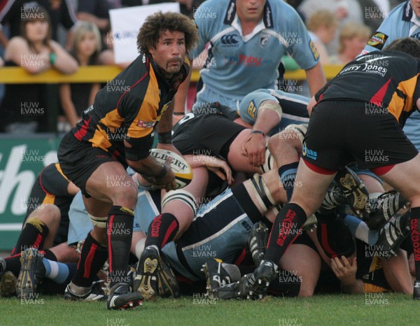 07.09.07  Newport-Gwent Dragons vs. Cardiff Blues. Magners League. Rodney Parade, Newport.    Richard Parks stands in at scrum-half to clear a Dragons defensive ruck.     Darren Griffiths/