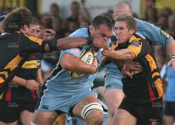 07.09.07  Newport-Gwent Dragons vs. Cardiff Blues. Magners League. Rodney Parade, Newport.    Robert Sidoli gets a handful of Richard Parks'(L) & Wayne Evans as he powers towards the Dragons tryline.    Darren Griffiths/