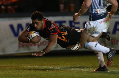 261213 - Newport Gwent Dragons v Cardiff Blues, RaboDirect PRO12 - Dragons Toby Faletau dives in to score try as Blues' Leigh Halfpenny closes in