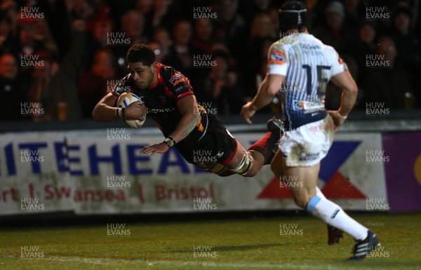 261213 - Newport Gwent Dragons v Cardiff Blues, RaboDirect PRO12 - Dragons Toby Faletau dives in to score try as Blues' Leigh Halfpenny closes in