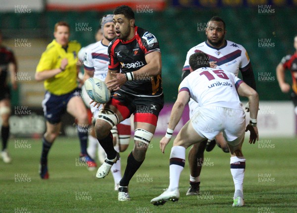 061213 - Newport Gwent Dragons v Bordeaux-Begles, Amlin Challenge Cup - Dragons Toby Faletau takes on Bordeaux-Begles Joaquin Tuculet