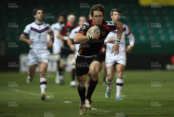 061213 - Newport Gwent Dragons v Bordeaux-Begles, Amlin Challenge Cup - Dragons Matthew Pewtner races in to score try