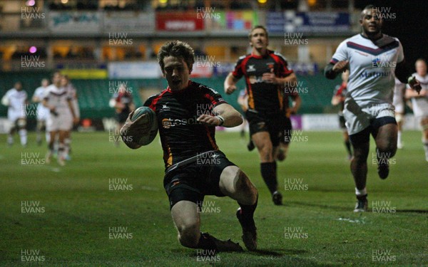 061213 - Newport Gwent Dragons v Bordeaux-Begles, Amlin Challenge Cup - Dragons Matthew Pewtner races in to score try