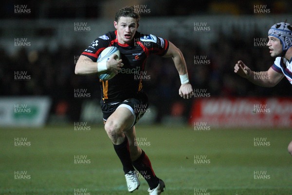 061213 - Newport Gwent Dragons v Bordeaux-Begles, Amlin Challenge Cup - Dragons Hallam Amos races in to score try