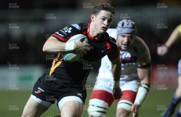 061213 - Newport Gwent Dragons v Bordeaux-Begles, Amlin Challenge Cup - Dragons Hallam Amos races in to score try